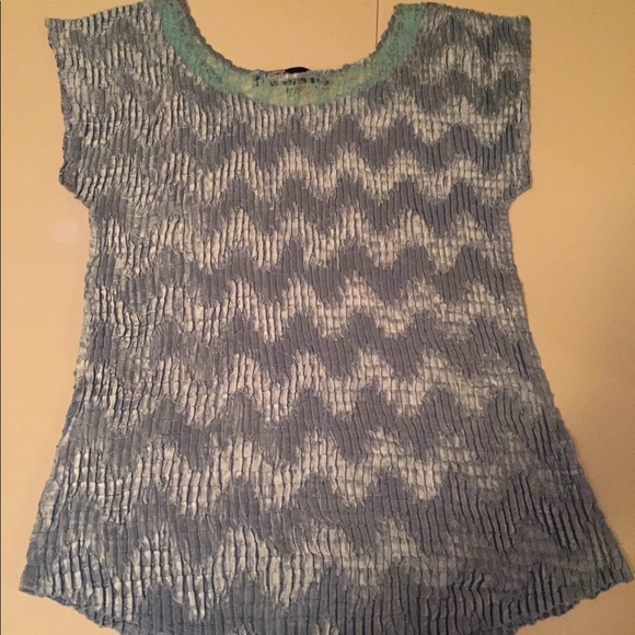 Small blue women’s dressy tshirt crinkly with lace - Picture 2 of 5